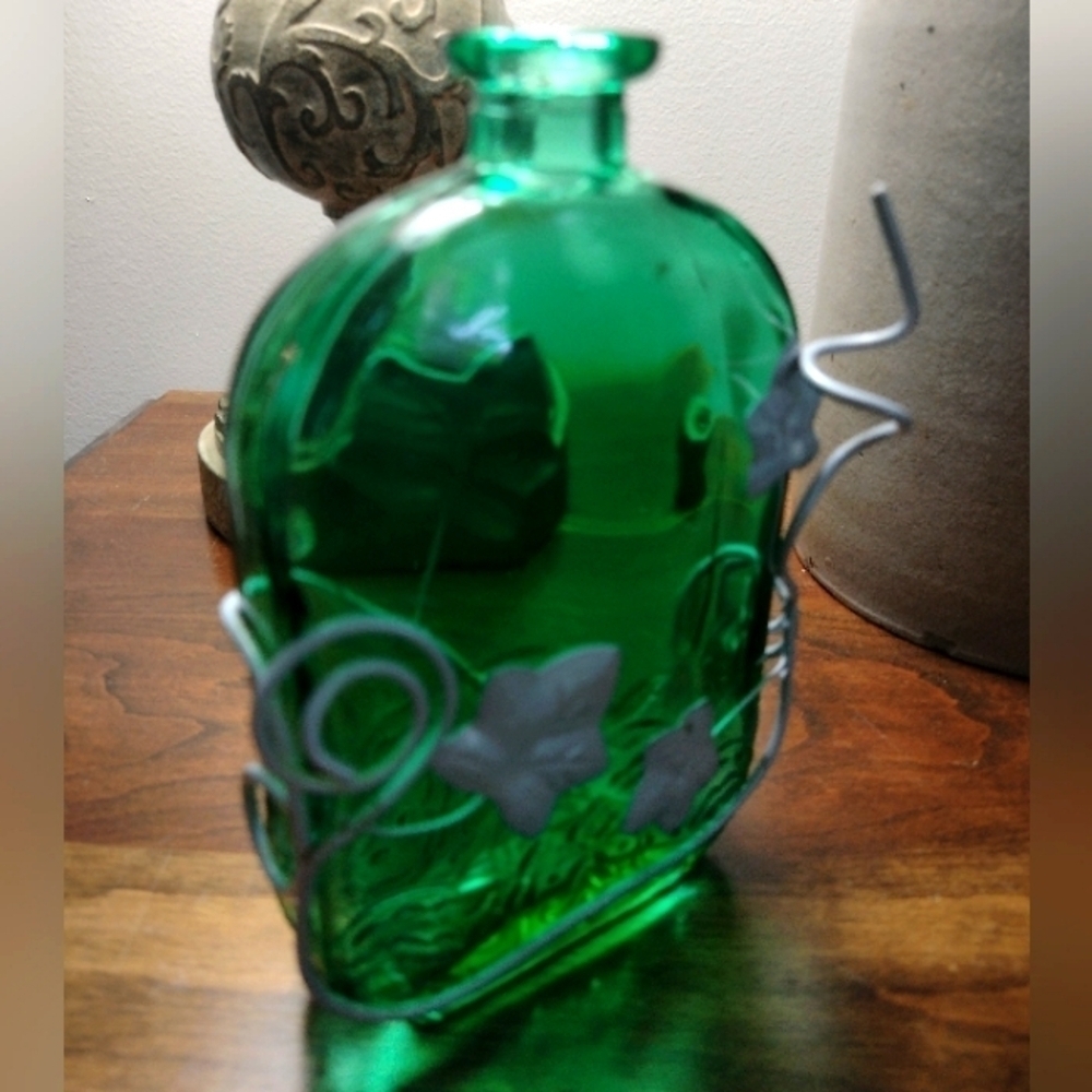 Beautiful Green 3D Glass 6" Flask Bottle Vase w/ Metal Ivy Vine & Leaf Accents